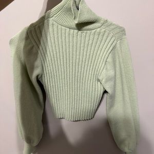 Green turtleneck long sleeves small sweater